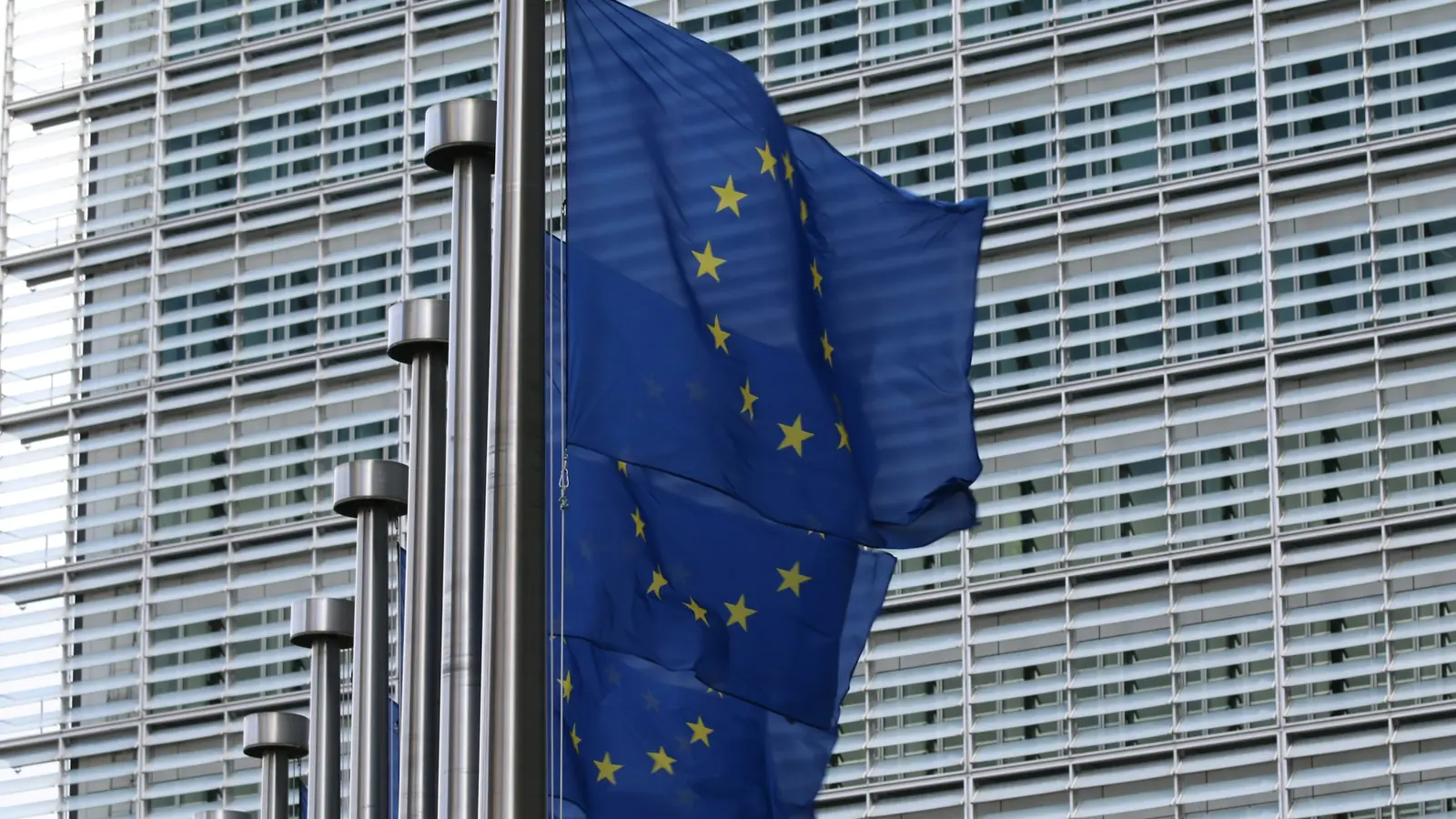 Drapeaux de l'Union européenne devant la façade du bâtiment Berlaymont, siège de la Commission européenne à Bruxelles